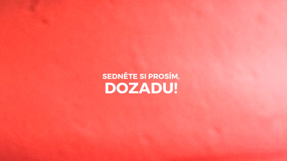 Sedněte si prosím dozadu