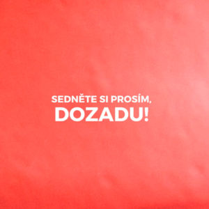 Sedněte si prosím dozadu